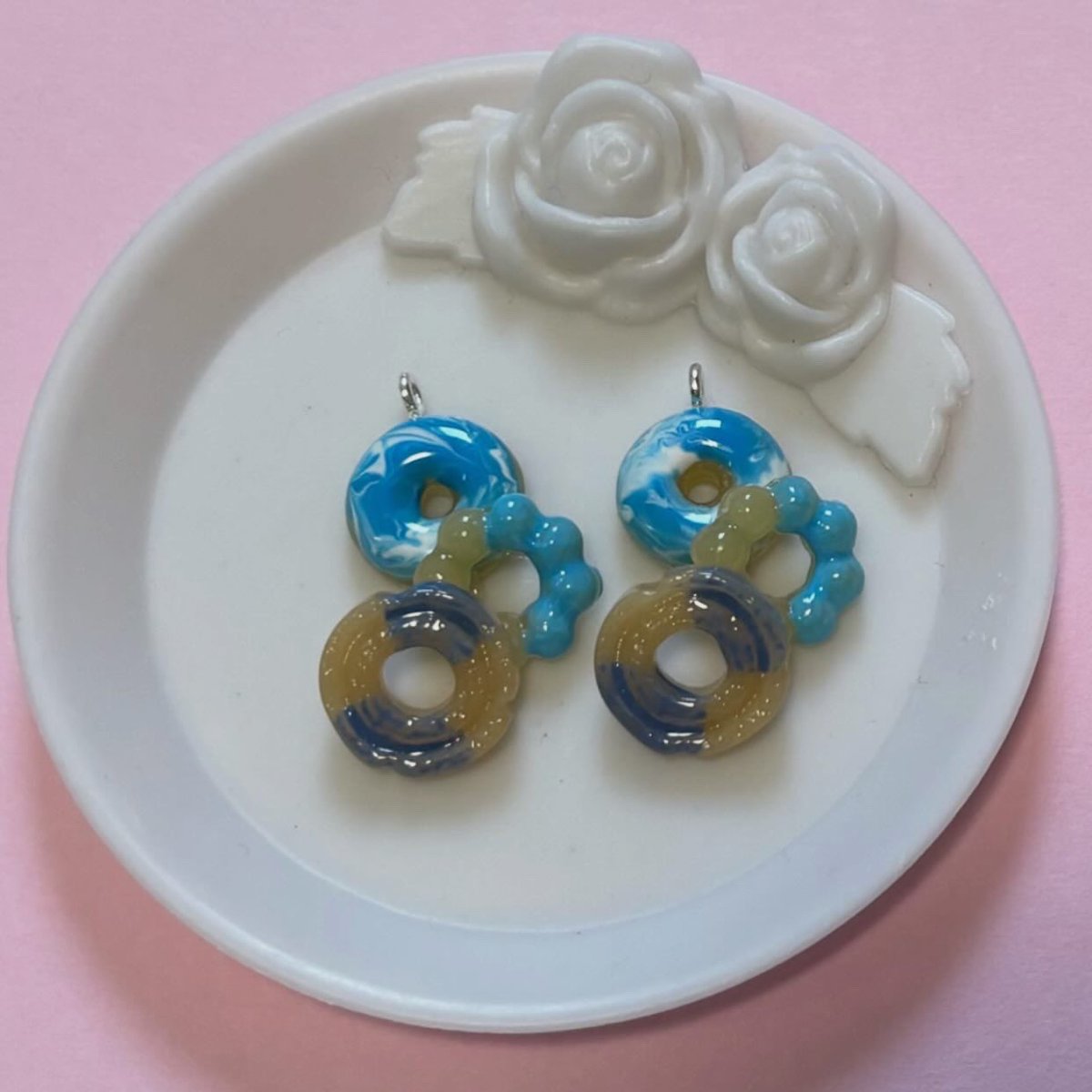 namako28's tweet photo. ドーナツピアス！
イヤリングにもキーホルダーにもできます。メルカリにて
 #なこずきっちん
 #ドーナツ
 #ミニチュア
 #ミニチュアスイーツ

https://t.co/O3BXqmdyS8 https://t.co/yo1HlQGgHO