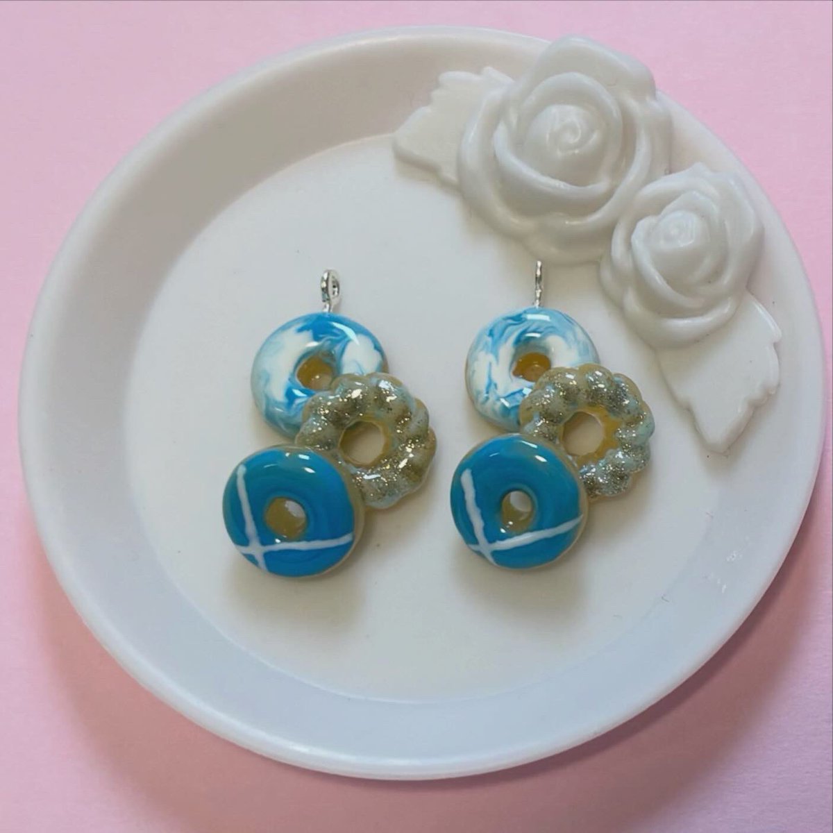 namako28's tweet photo. ドーナツピアス！
イヤリングにもキーホルダーにもできます。メルカリにて
 #なこずきっちん
 #ドーナツ
 #ミニチュア
 #ミニチュアスイーツ

https://t.co/O3BXqmdyS8 https://t.co/yo1HlQGgHO