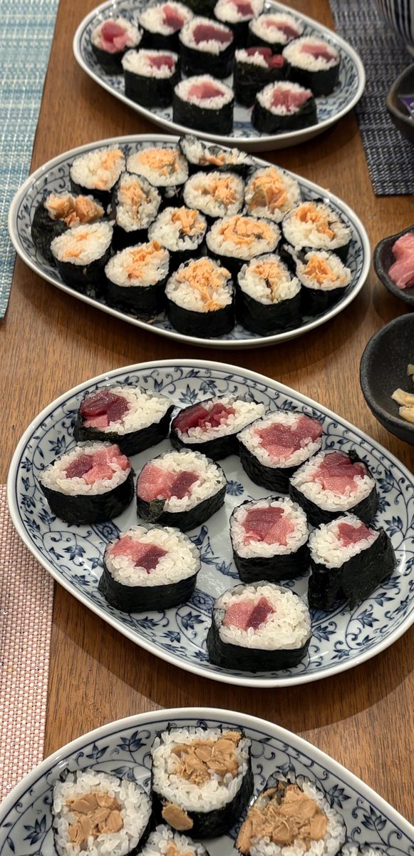 KjShibawan's tweet photo. 泉銀太巻き
泉銀さんのマグロ、時鮭🐟
ちびちゃんのリクエストで納豆巻きも😋
蕎麦も美味しく頂きました

泉銀のみなさん、泉銀仲間のみなさん
今年もお世話になりました
来年もみんなで魚食うぞコノヤロー🎵

#泉銀 https://t.co/piHXwgJ4N2