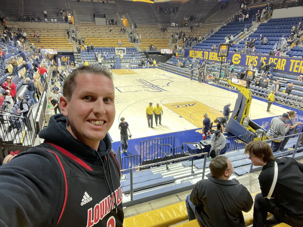 E10E9's tweet photo. Never delay gratitude. It took 11 hours of driving, but the Cards made it worth it! Team played fantastic, and I got to meet the best coach in CBB. Thank you for a special night, PK! @patkelsey @LouisvilleMBB @WooleyAdrian @will_hanke #GoCards https://t.co/VqxFJ3s5jQ