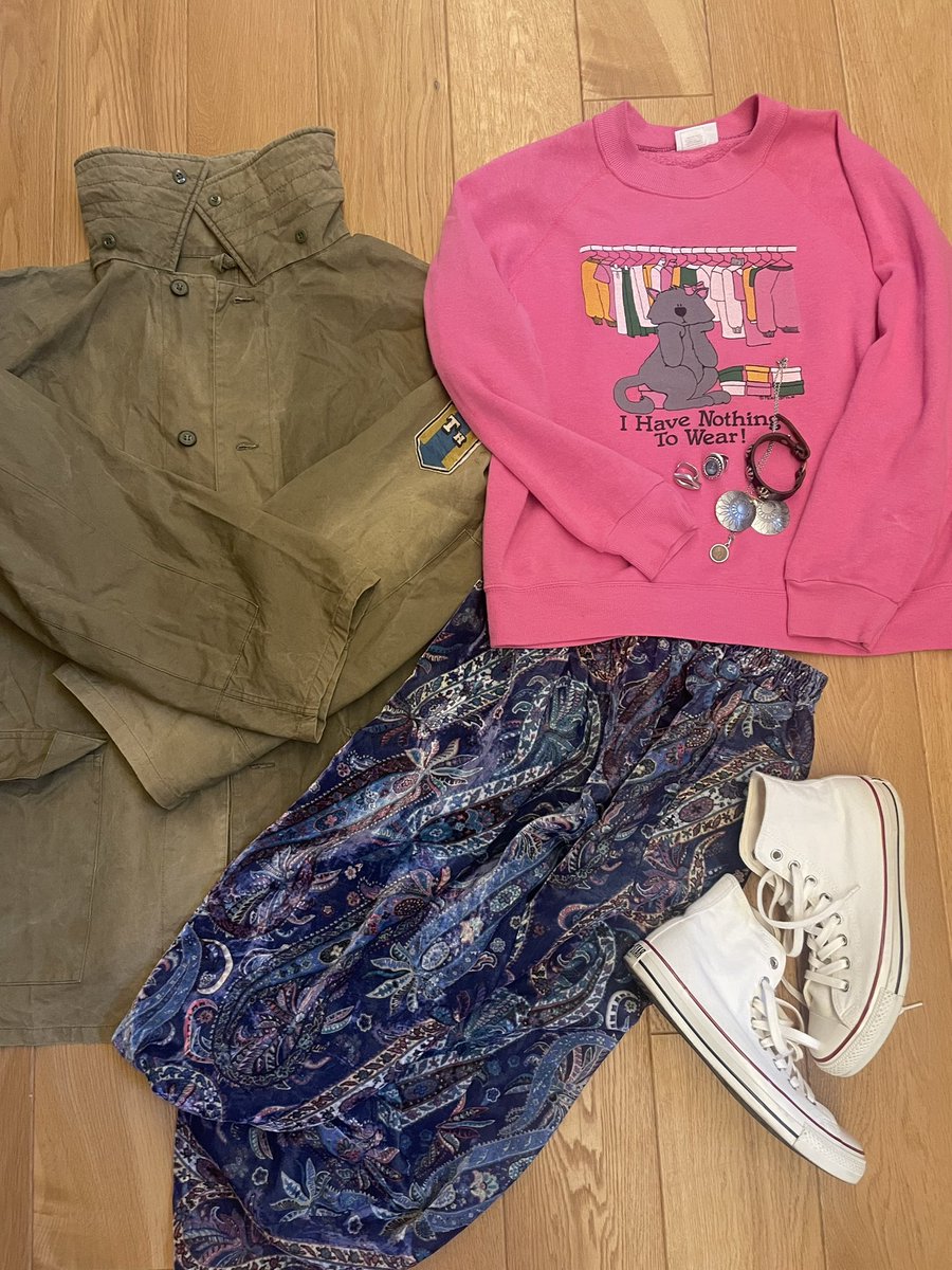 さて本日着用してるスウェットは。

着画人達の共通のテーマ。

「着る洋服がないわっ」

いつも遊んでくれる仲間達と古着巡りしてる時に買ったもの。

2025年も仲良くしてくれたみなさんに深く感謝🎶

わたくし旅に出ます。

しばらくポストは休みますがまた始めた際はよろしくどうぞ🫶

良いお年を〜
