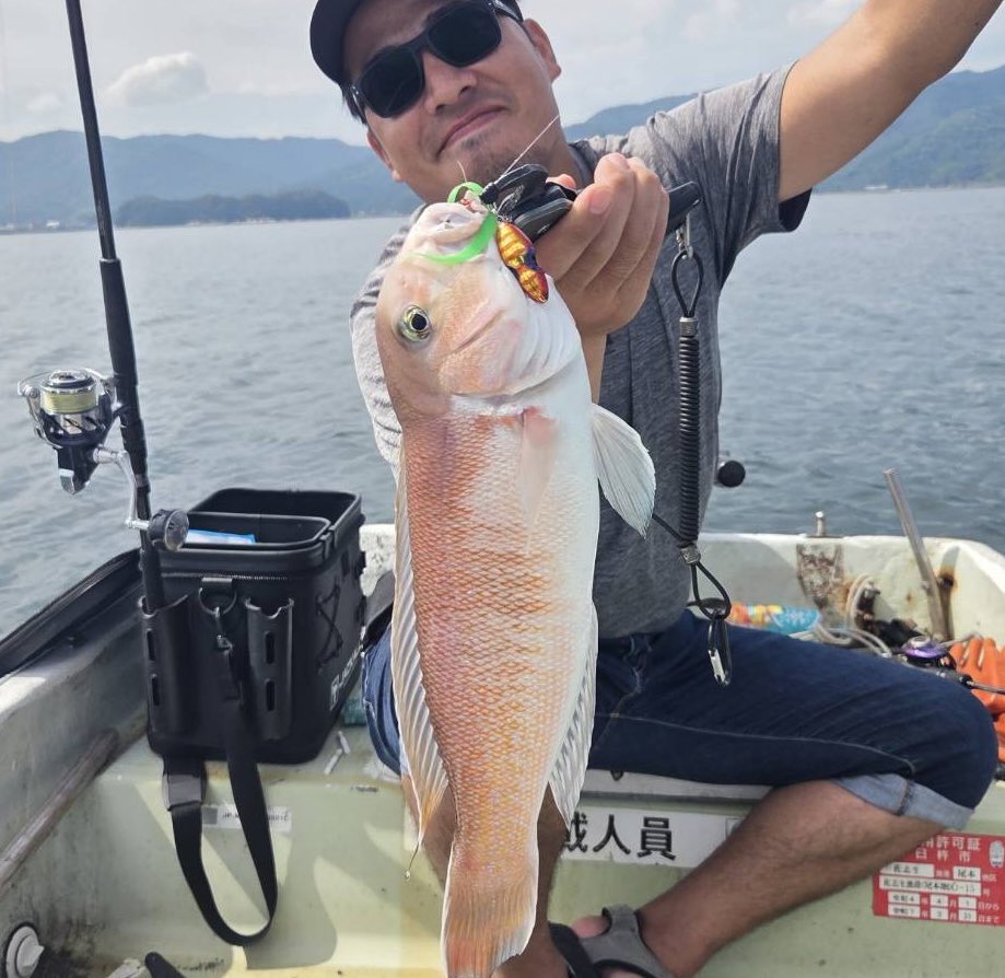 ichimiyan0129's tweet image. 今年は私事では息子の手術やら色々ありましたが、一緒に紅白見て無事に年が越せそうですw
釣り納めは前のイカでしたw
来年はもうちとyoutubeも頑張ろう！では良いお年をー！
#今年のベスト釣果を4枚で振り返る