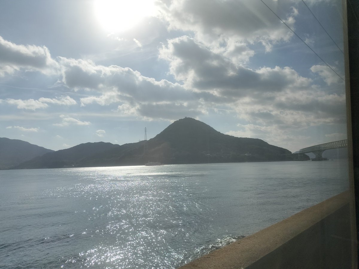 aki_kdm's tweet photo. 帰省して友人とご飯行った大晦日
瀬戸内海沿いを走るこの電車が好き。 https://t.co/WIEqlLHViK