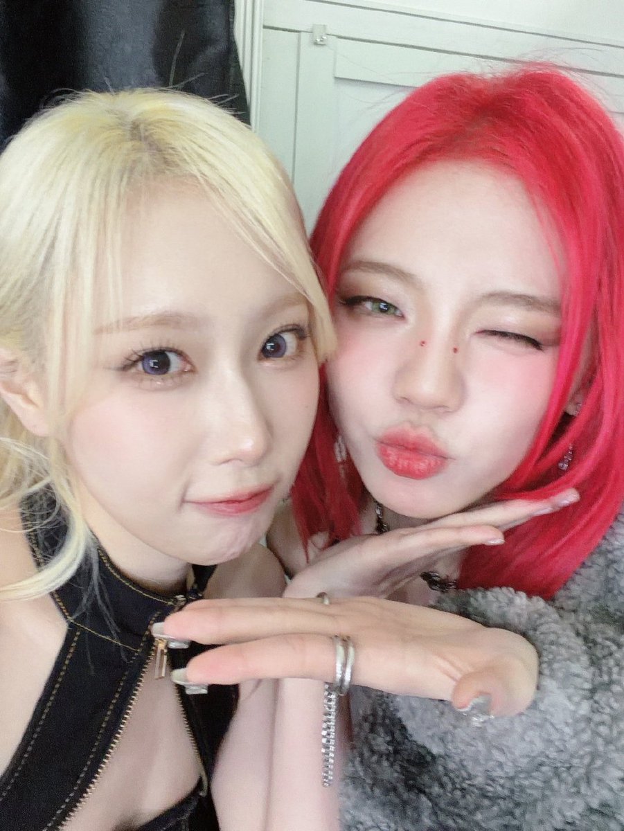sparklydong's tweet photo. 🖇️ WEIBO 251229
Vicky Wei's Weibo post with Handong
- © univu5-魏辰
#DREAMCATCHER #HANDONG #VickyWei https://t.co/ry2ucaTTMl