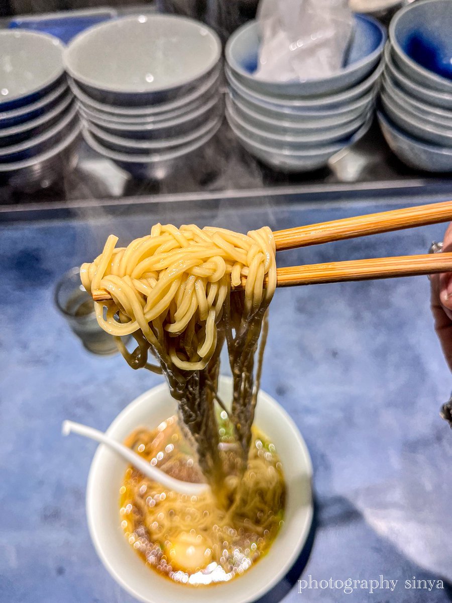 2025年のラーメン納めは毎年恒例、うずとかみなりで大西さんが作られる醤油をいただきました

この一杯が自分の醤油ラーメンの基準の一杯となっており、水を飲むのを忘れるぐらいに美味いんです

そんな醤油を来年は強化するらしく、今から楽しみすぎて勿論完飲完食

今年もたくさんご馳走様でした！！