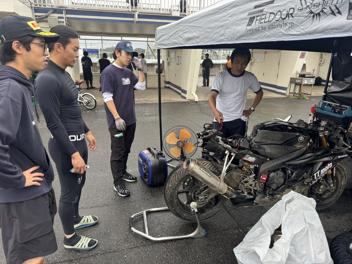 qtBbit_'s tweet photo. 2025年

250ccから600ccに乗り換えて前半は噛み合わないことばかりで自分の非力さを痛感

後半からは少しだけ乗れるようになり、最後は鈴鹿まで参戦できました。

来年はインターを目指します。

一年間支えてくださった方々、ありがとうございました。来年もよろしくお願いします😌 https://t.co/WeRX2MnMfa