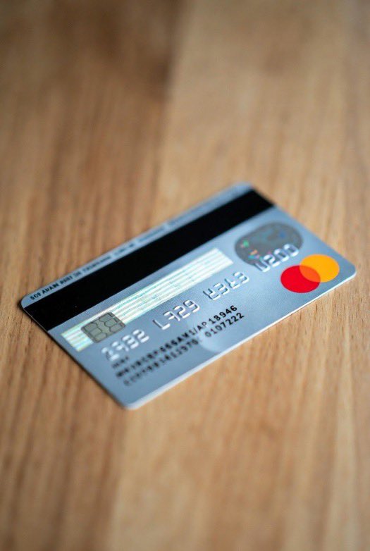 Awsffcs's tweet photo. 📍#أوروبا تتحرك لإطلاق نظام مدفوعات رقمي بديل لـ #Visa و #Apple_Pay

أعلن #الاتحاد_الأوروبي عن خطة لإنشاء بنية تحتية جديدة للمدفوعات الرقمية، تهدف إلى تقديم بديل أوروبي كامل لأنظمة مثل Visa و #Mastercard، إضافة إلى Apple Pay و #Google_Pay، على أن يكون النظام مملوكًا ومدارًا داخل أوروبا بشكل كامل.

📍ما الفكرة؟
•إطلاق نظام مدفوعات رقمي جديد
•دون فرض أي رسوم على المستخدمين
•يعمل حصريًا داخل دول الاتحاد الأوروبي
•إدارة وملكية أوروبية 100%

📍لماذا يتجه الاتحاد الأوروبي لهذه الخطوة؟
•تقليل الاعتماد على شركات الدفع الأمريكية
•تعزيز مفهوم السيادة الرقمية
•خفض تكاليف عمليات الدفع
•ضمان بقاء بيانات المستخدمين داخل أوروبا

📍ما أبرز مميزاته؟
•استخدام مجاني دون رسوم
•تكامل مباشر مع البنوك الأوروبية
•تحكم كامل في البيانات
•توحيد أنظمة الدفع بين دول الاتحاد

📍هل سيحل محل الأنظمة الحالية؟
•الهدف أن يكون بديلًا حقيقيًا على المدى المتوسط
•نجاحه مرتبط بسرعة تبنّيه من قبل:
•البنوك
•المتاجر
•المستخدمين
#السعودية_العظمى 
#أوس_الفوزان
#الأمن_الفكري 
#الأمن_الإعلامي 
#الأمن_السيبراني 
#التوعية_الفكرية 
#التوعية_الرقمية
#الذكاء_الاصطناعي
#الذكاء_السعودي 
#Custom_GPTs 
#SDAIA