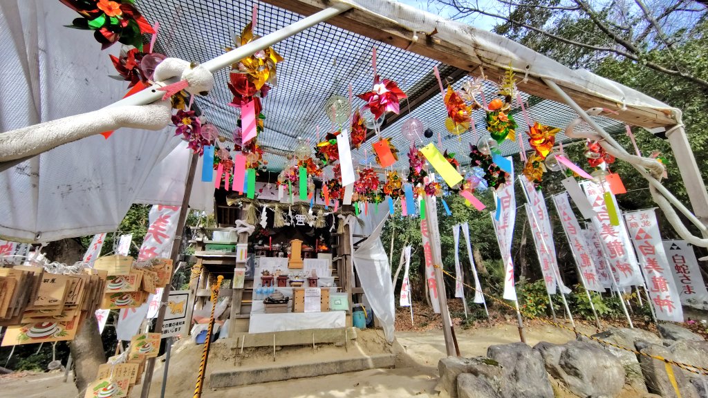 大晦日は、お礼参りラン30キロ
巳年も終わるので
白蛇さまを祀る白美龍神へお参り
（一瞬、風が止まって驚き）
再来年の未年を先駆けて羊神社へ

12月の月間走行距離は317キロ
年間走行距離は4,080キロ

密かに5月に疲労骨折してたかもw
的な1年でした✨
皆さまよい落としを！！

 #走り納めくじ2025