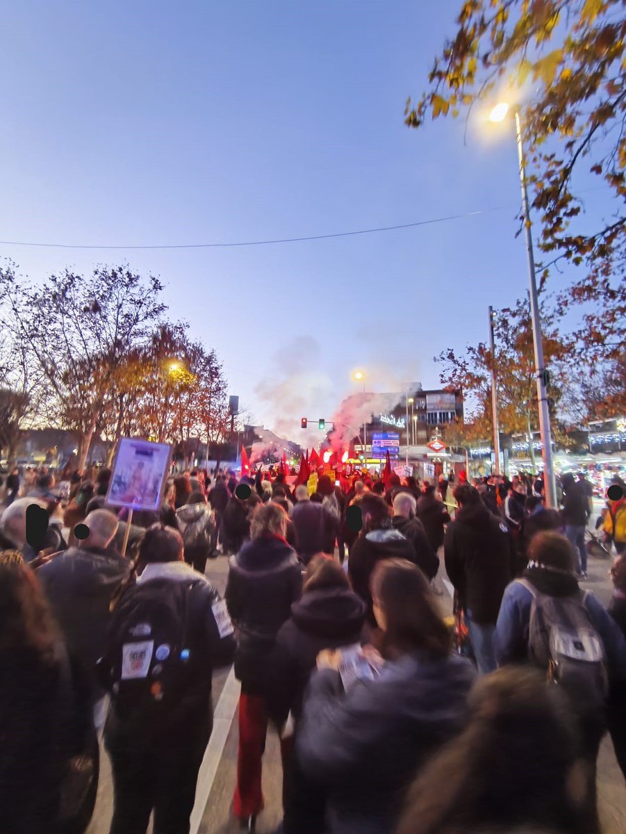 Ninguna persona debe ser expulsada ni retenida por migrar.

Queremos poder vivir dignamente sin la opresión ni el racismo del estado en forma de CIE y ley de extranjería.

Ninguna persona es ilegal.

#CIEsNO