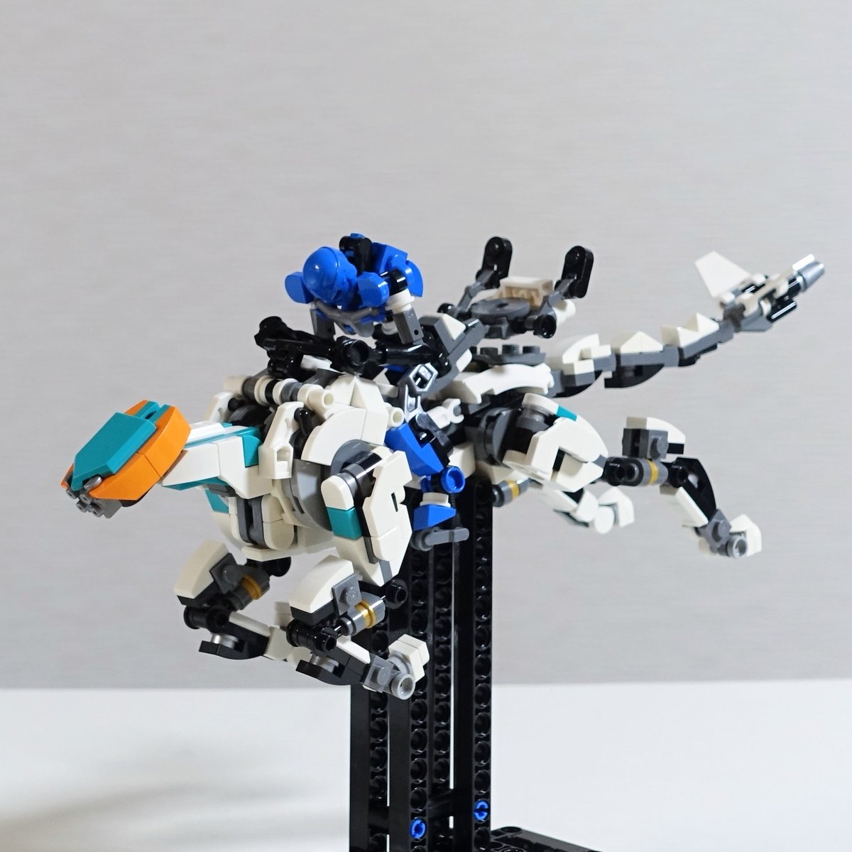 kumarkey's tweet image. #４脚レゴロボコンテスト 参加します！
■機体名：Zephyr(ゼファー)

未開拓の惑星など不整地、山岳地帯でも高速移動が可能なロボ。
時速300㎞で走行できる。

#レゴロボ
#LEGO