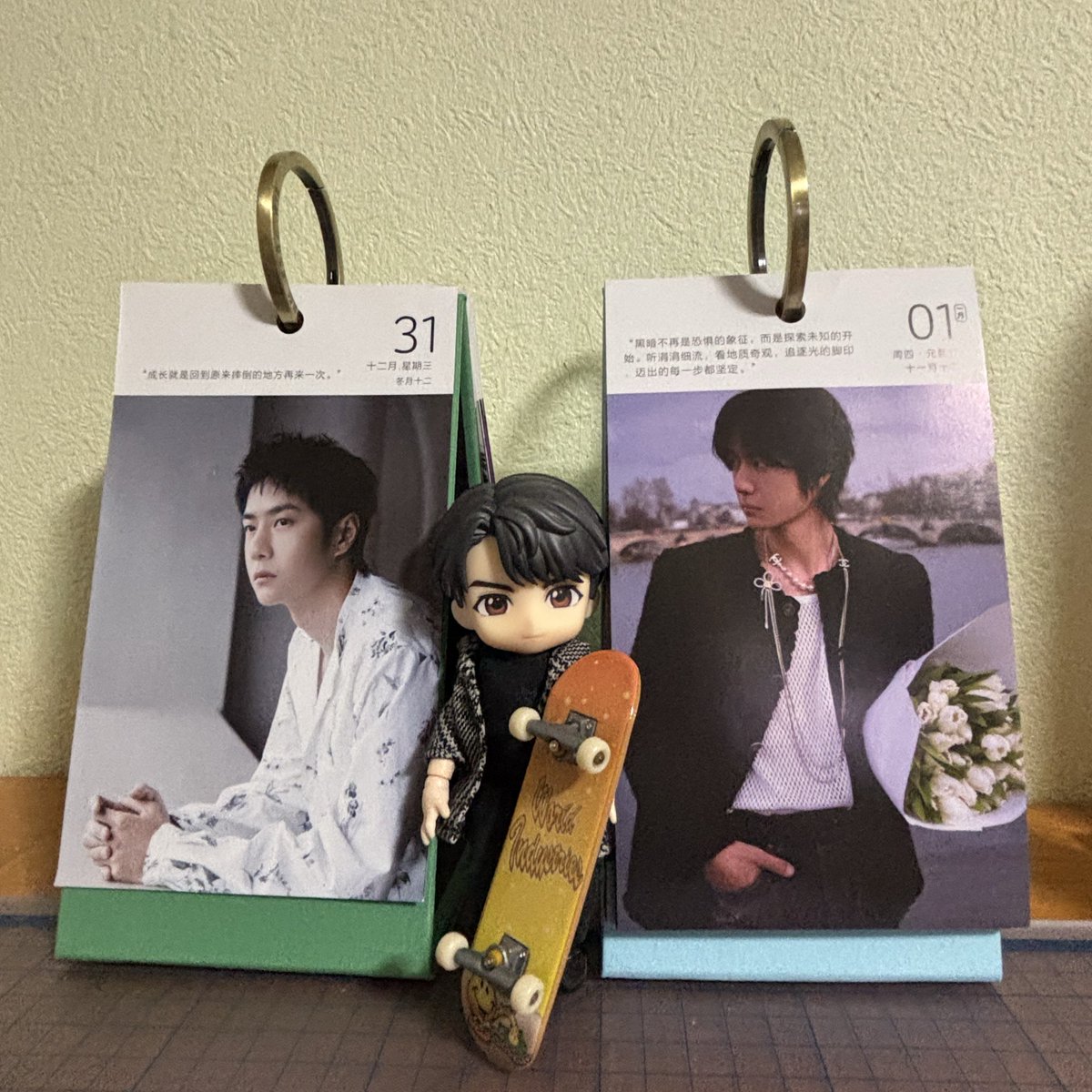 sumire_1226's tweet photo. 今年最後の夕焼けです。
そしていーぼくんのカレンダー引き継ぎ式を行いました！
2026年も日めくり💚
皆さま、良いお年をお迎えくださいませ。
カウコンモードに突入します🤗 https://t.co/uXJW8VwaGU