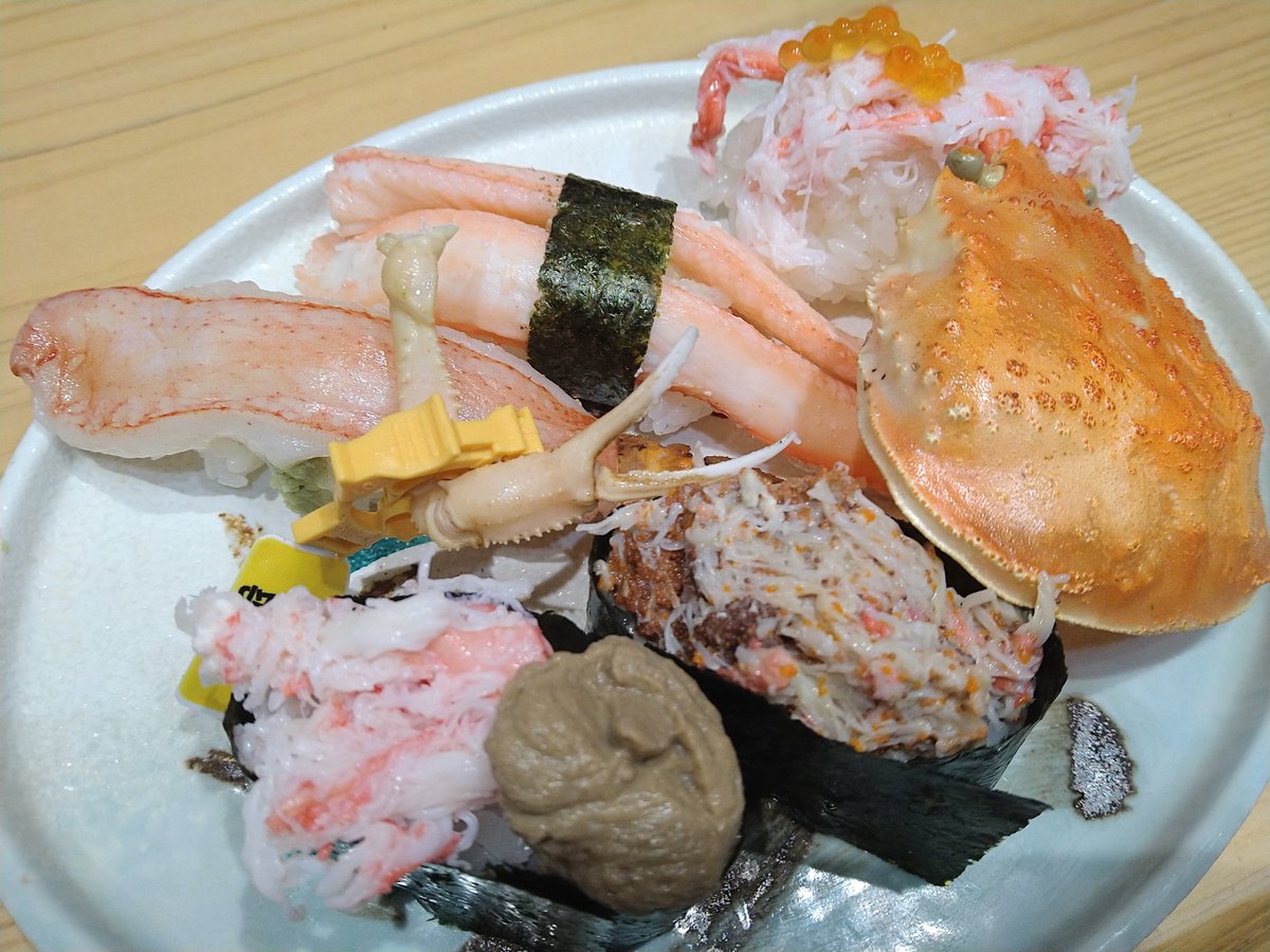 RN_fellows's tweet photo. 年末は北陸（福井&amp;金沢）へ。
1枚目 ＃福井県立恐竜博物館 綺麗な博物館。恐竜好きな人におすすめ。
2枚目 ＃おはなしのつづき @金沢 やっと行けました。昭和初期の建築を現代風にリノベーションした空間。
しっかり蟹も食べれました！
＃アイソトープ @金沢 素敵な古民家カフェでした。 https://t.co/FmJCfQSc6M