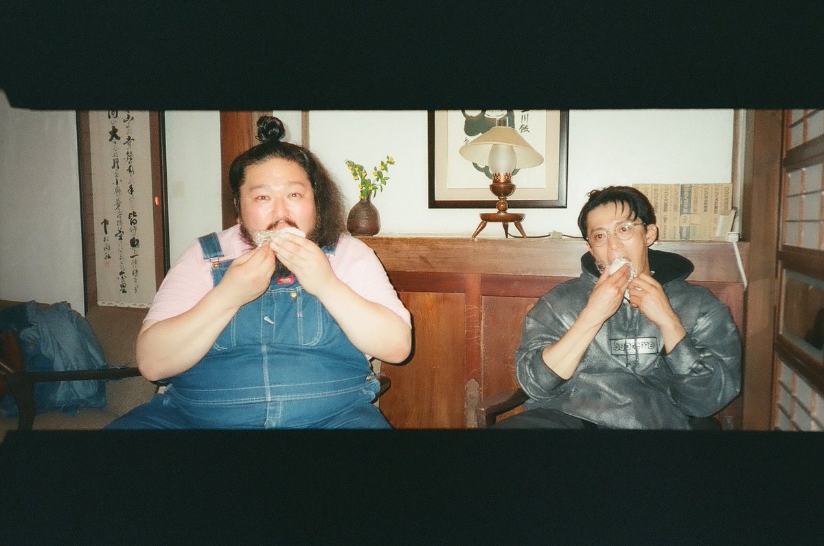 takato_yonemoto's tweet image. LAで最初に会った時

「スーパーで見かけてたよ」

『全裸監督』で僕を見てくれていていた！

その後『鎌倉殿の13人』

『匿名の恋人たち』で共演！

仲間との再会はご褒美。

ワクワクがふくらんだ2025、
小栗旬という表現者に感謝！

1枚目の写真はハンヒョジュちゃん撮影📸ありがとう！