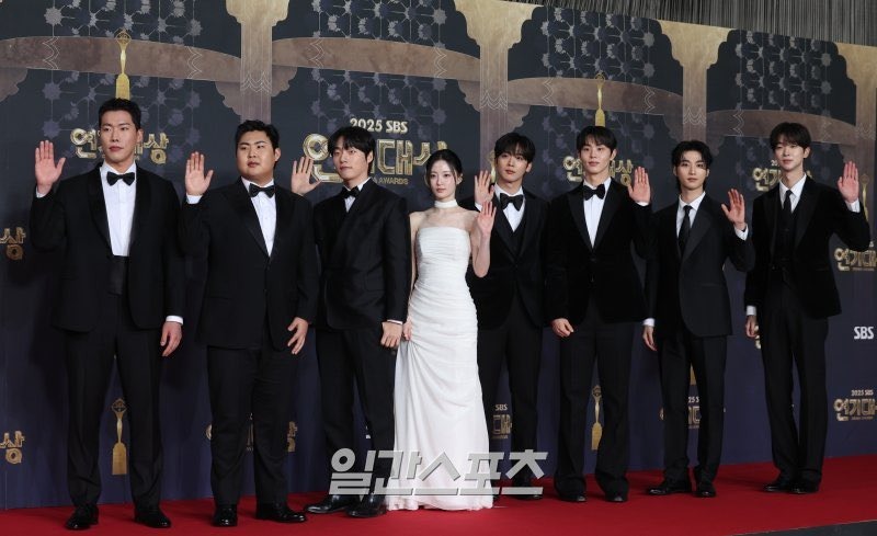 kdrama_menfess's tweet photo. Cast •kdm• The Winning Try, Tim Rugby + Ketos SMA Hanyang di SBS Drama Awards 2025 red carpet today
*Seo Woojin masih ada di acara sebelah https://t.co/58ql5qwe9z
