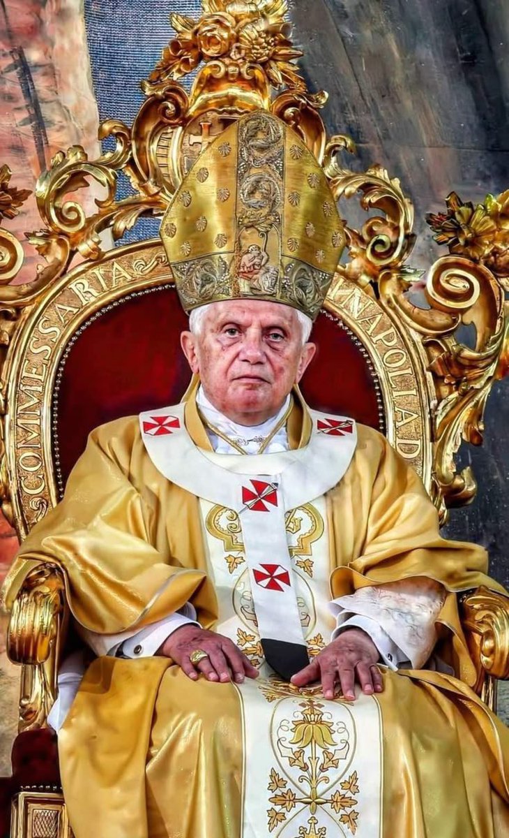 ORA PRO NOBIS.
Un día como hoy de 2022 moría Benedicto XVI, el papa teólogo.