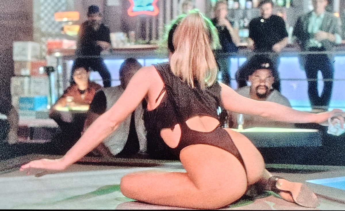 As I get older, my appreciation for women's butts in the 80s increases. It's that tight, cute little aerobics ass. 

Watched the 1986 movie VAMP tonight, which is partly set in a strip club, and it teems with fine 80s backsides.