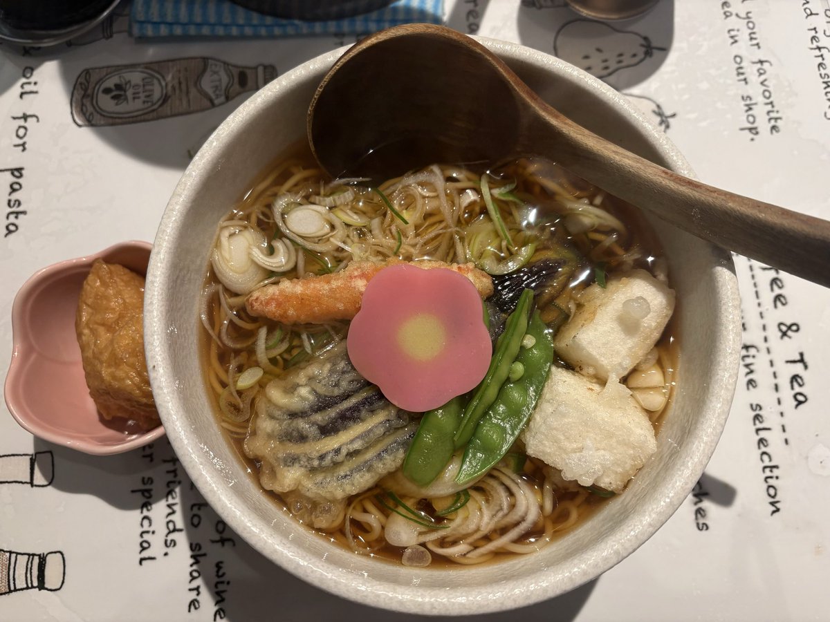 今日は始発に乗って #和だしらぁめんうめきち さんの限定年越しラーメンを食べに行きました。もうえび天がなかったので「売り切れ」の看板になってたのにもかかわらず、ある具材だけで作っていただきました。
えび天がなくても十分豪華で、めっちゃ美味しかった😋
来年の争奪戦も頑張って行くぞ‼️