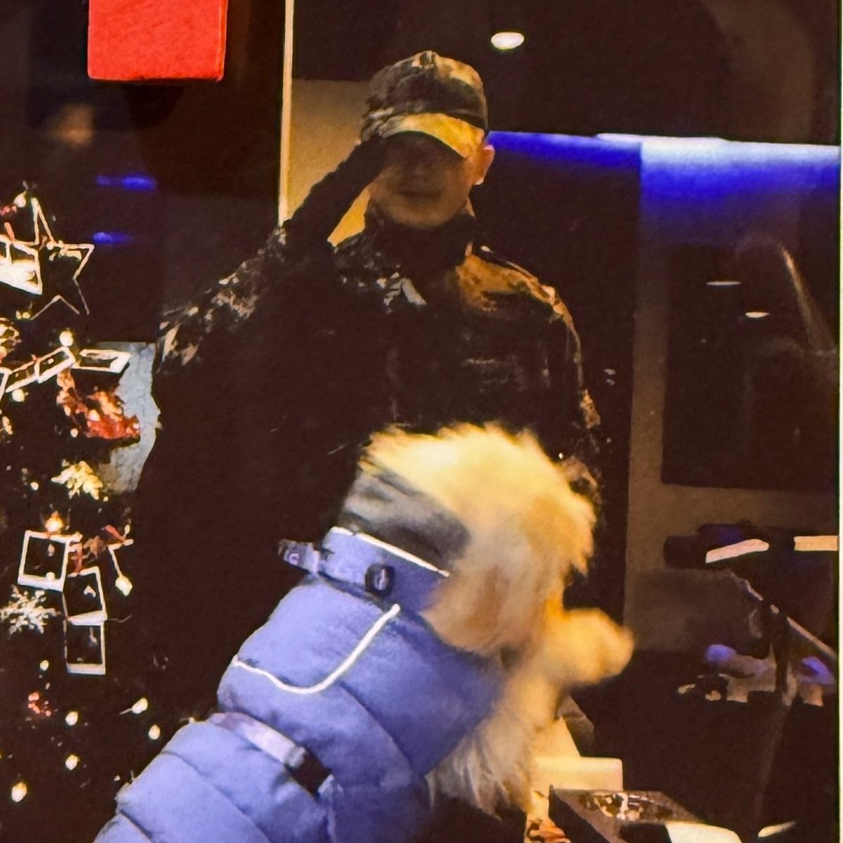 semangkukuji's tweet image. Based on my observation from this picture, Woozi was still wearing his full military uniform, wearing gloves because it’s winter there, and he’s carrying that big legendary underarmour bag of his.

That means he really just came back from the training center and immediately went…
