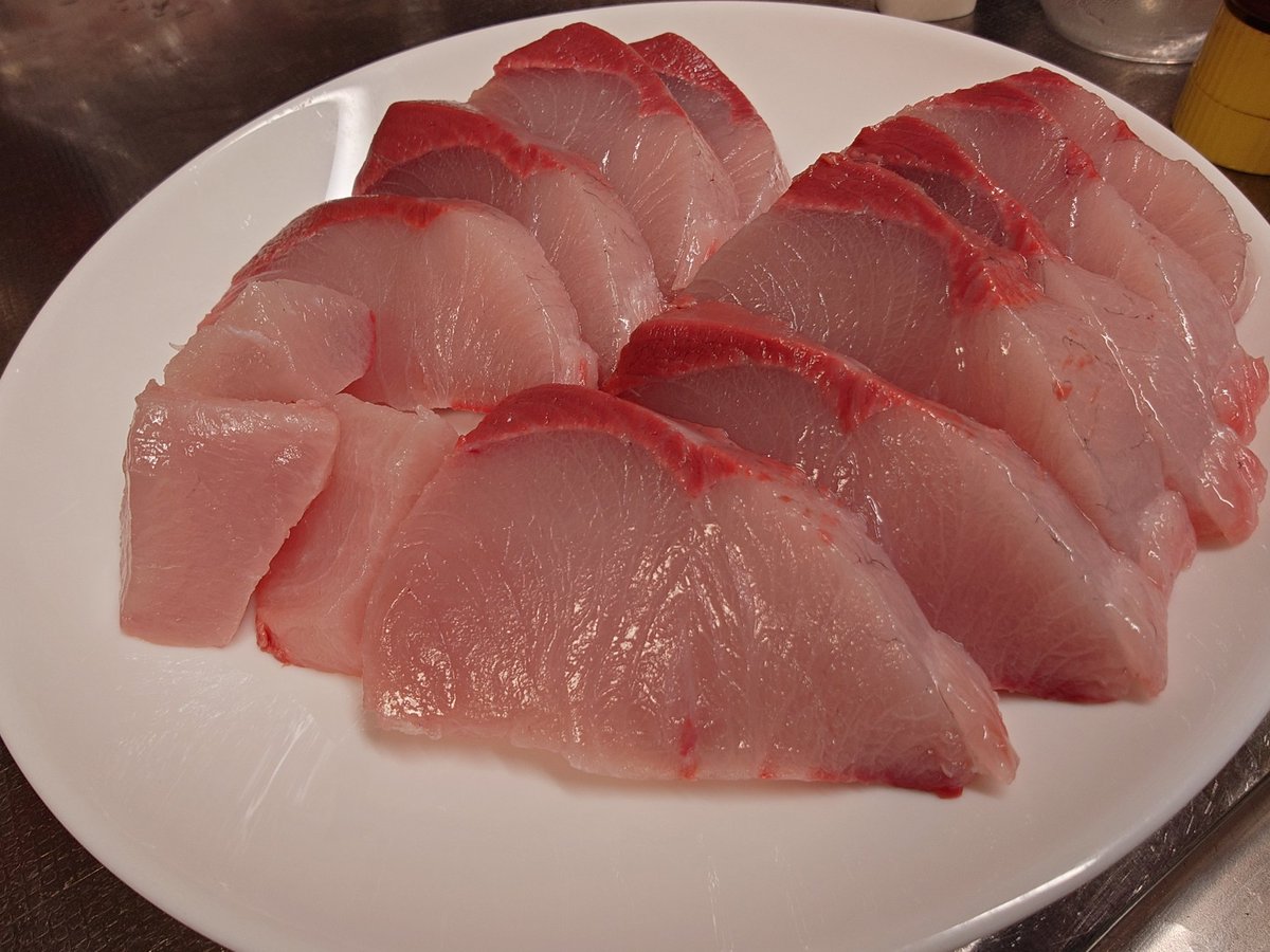 かにたくさんと分厚いぶり(。-`ω-)
ひみ鰤とやらをもろたので地元のすたち鰤と食べ比べŧ‹"(o ' ч ' o)ŧ‹" 