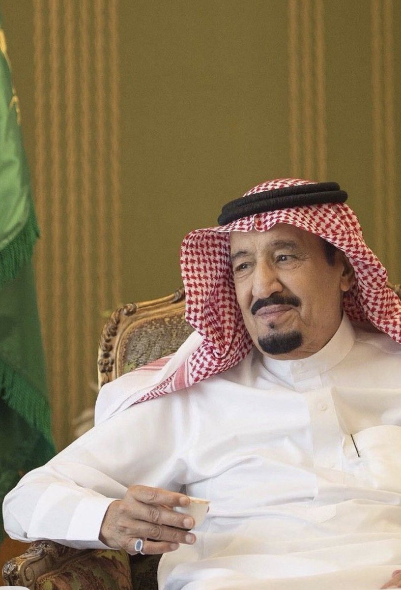 #ميلاد_الملك_سلمان 
#٣١_ديسمبر 

نهنئ الوطن بميلاد #الملك_سلمان_بن_عبدالعزيز 
لا كذكرى زمنية بل كحالة حكم عشناها وتشكّل بها وعينا.
جيلٌ لم يرَ السلطة وهي تبحث عن ذاتها بل رأى الدولة تعرف طريقها وتمشي بثبات.
كبرنا ونحن نفهم أن القرب من الناس ليس خطاباً وأن الهيبة لا تُصنع بالصوت
