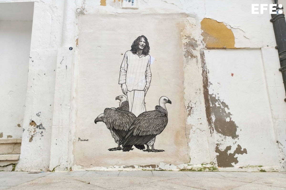 EfeExtremadura's tweet photo. El artista urbano lucense Primo ha rendido su particular homenaje Robe Iniesta, líder de 'Extremoduro' recientemente fallecido, y lo ha hecho en el municipio cacereño de Plasencia, localidad natal del músico extremeño, con un mural que no para de ser fotografiado. https://t.co/uavGMPOoQq