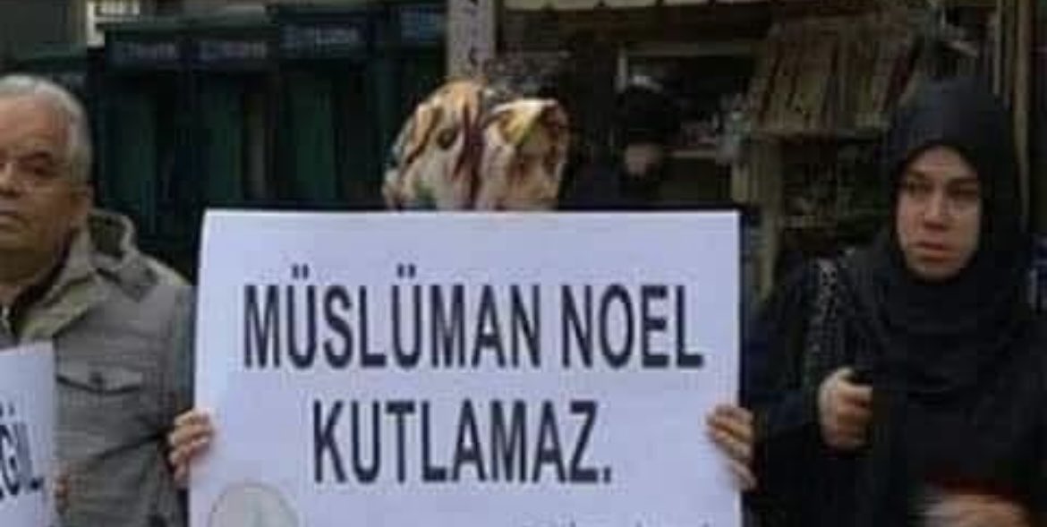 Şu kitlenin elinde bir kez olsun; “Müslüman insan öldürmez, çalmaz, hak yemez ,zulüm etmez” pankartı göremedik…