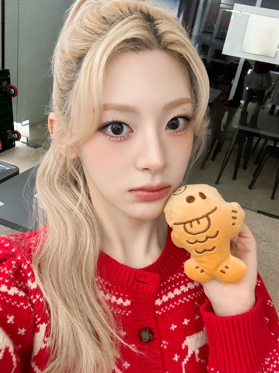 STAYC_official's tweet photo. STAYC가 SWITH에게 전하는 연말 메시지💌

#STAYC #스테이씨 https://t.co/8I49Mbbod6