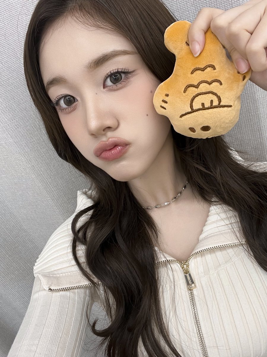 STAYC_official's tweet photo. STAYC가 SWITH에게 전하는 연말 메시지💌

#STAYC #스테이씨 https://t.co/8I49Mbbod6