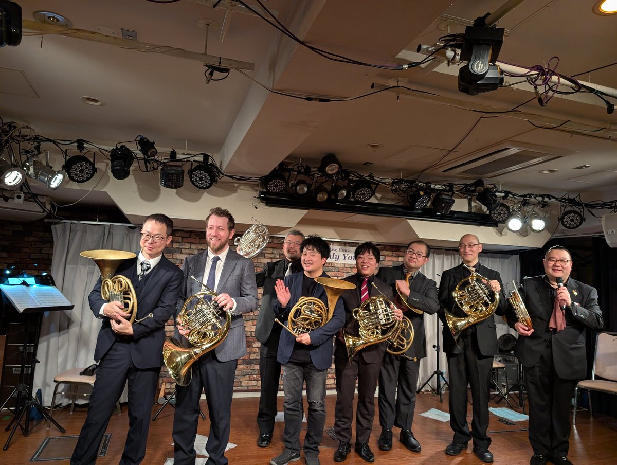BasilKritzer's tweet photo. 今年1年の振り返りだか総括だか、グダグダ書く気で今朝まで��たけど、

このライブがそのまま総括だわ！

ご来場頂いた方々の

「幸せな大晦日」
「大満足な大晦日」
「胸熱」

というライブ全体についての言葉。

そして何人かから頂いた、「バジルさんが演奏してるのを初めてみた！」という私個人への言葉。

もうこれっしょ。

今回迎えてくれた O'SUNオッサンズホルンアンサンブル���みなさんには感謝してもしきれません。

#オッサンズ2025