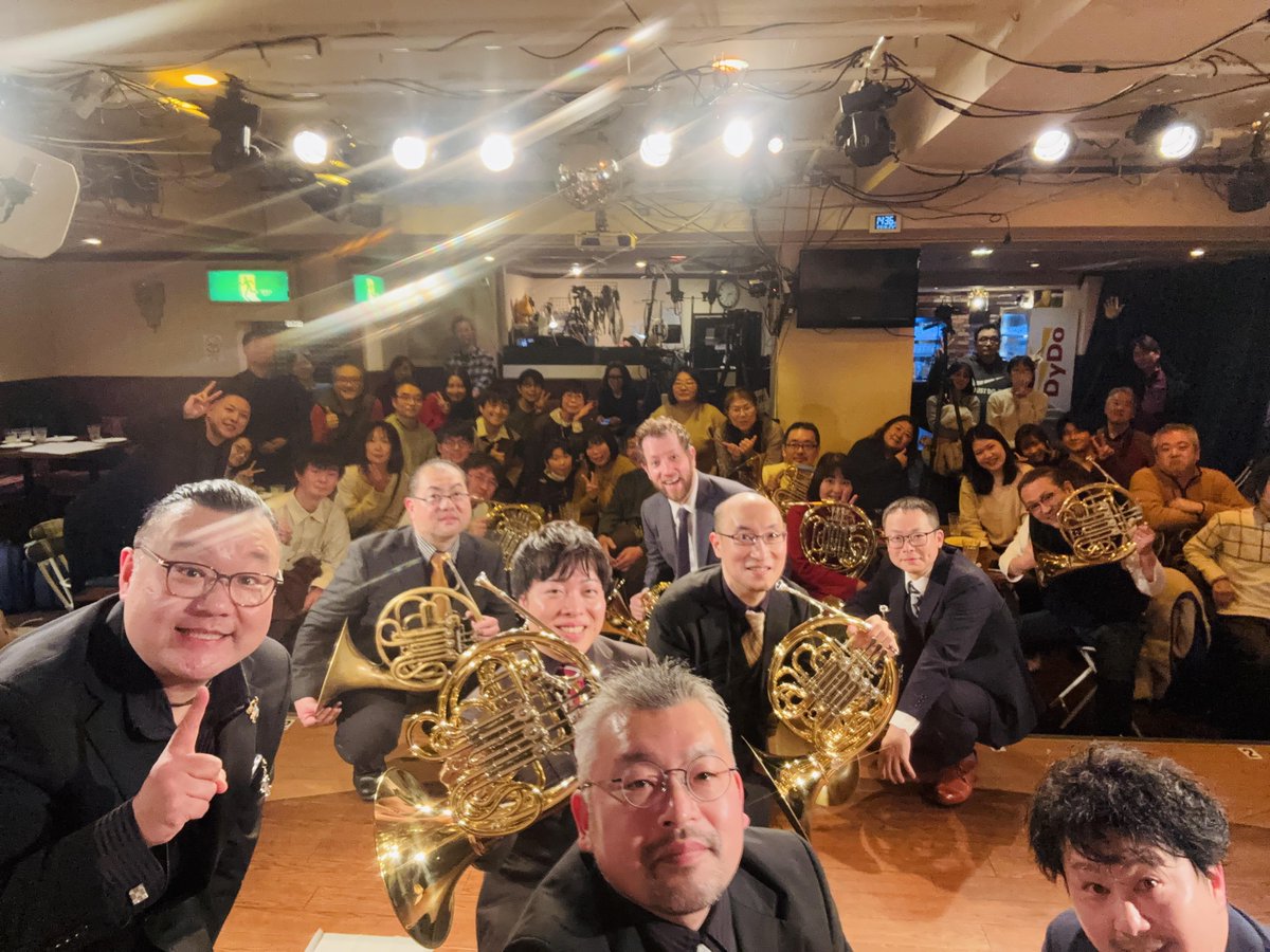 BasilKritzer's tweet photo. 今年1年の振り返りだか総括だか、グダグダ書く気で今朝まで��たけど、

このライブがそのまま総括だわ！

ご来場頂いた方々の

「幸せな大晦日」
「大満足な大晦日」
「胸熱」

というライブ全体についての言葉。

そして何人かから頂いた、「バジルさんが演奏してるのを初めてみた！」という私個人への言葉。

もうこれっしょ。

今回迎えてくれた O'SUNオッサンズホルンアンサンブル���みなさんには感謝してもしきれません。

#オッサンズ2025