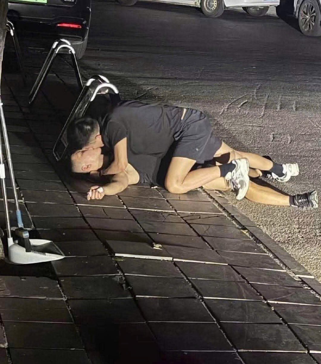 kadesaka's tweet image. Malam tahun baru pengen ciuman sampe dipisahin warga..