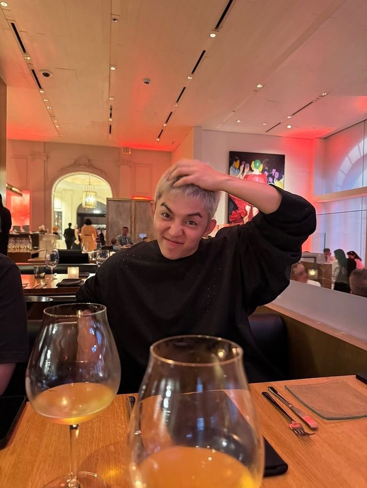 driftmuse's tweet image. ️️ ️️
[ 🔔 #PIKATION ]

𝗕𝗔𝗦𝗧𝗜𝗔𝗡 created a new post!

“Tinggal menghitung jam sebelum pergantian tahun, 2025 yang asdfghhkl. Hahah! Semoga segala kebaikan selalu menyelimuti kita di 2026!

Omong-omong, gimana menurut kalian buat ekhem, rambut baru… ini?😎”
 ️️