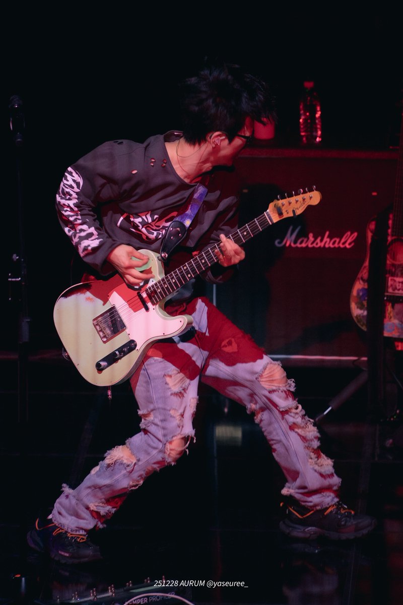 예쁘게 나오는 것도 좋지만 난 역시 이런 역동적인 사진이 더 좋음… 이런데서마저 마이너한 취향ㅠㅠ
그래도 이 사진 진짜 움직이는것처럼 느껴져서 좋아해

251228 AURUM 국카스텐 하현우