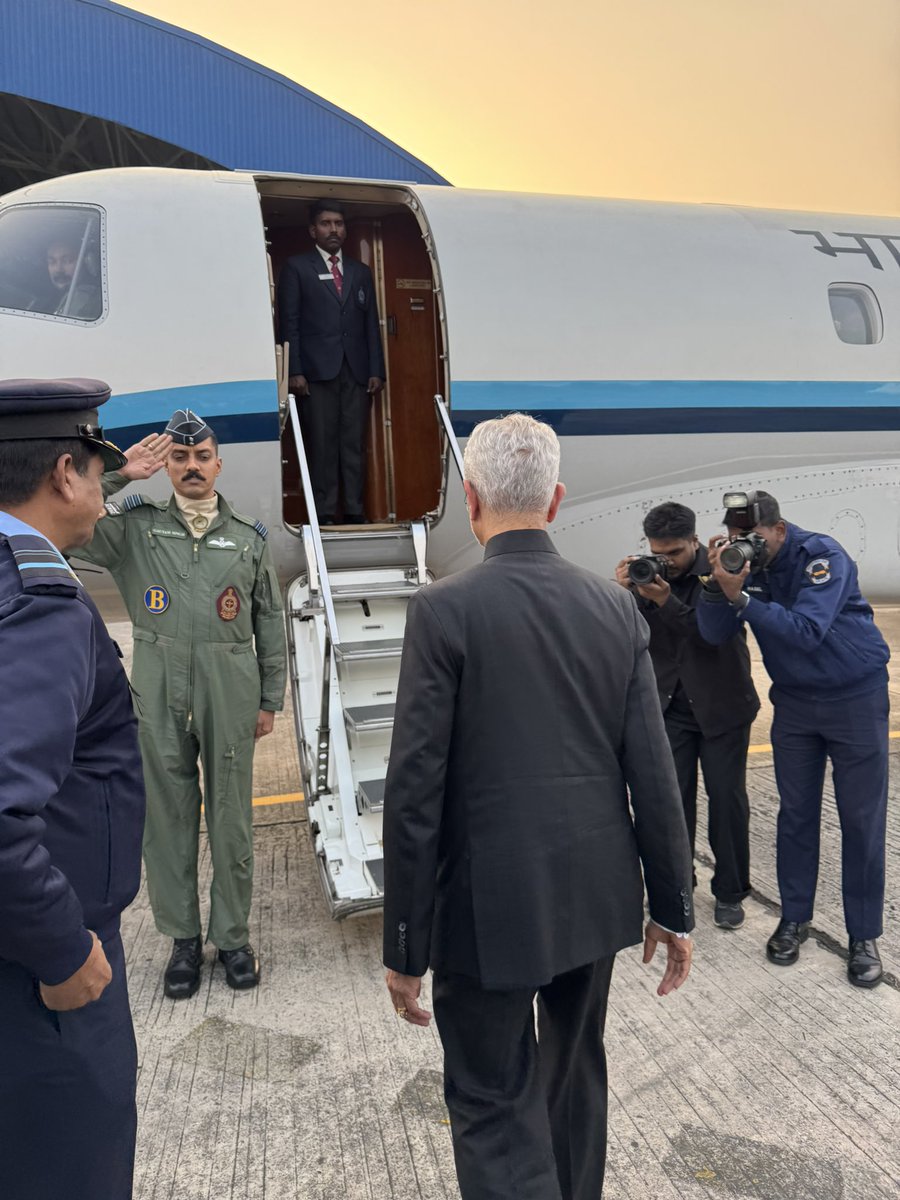 hamidullah_riaz's tweet photo. As 🇮🇳Hon External Affairs Minister HE Dr @DrSJaishankar left Dhaka following a whirlwind 4-hr visit, #Bangladesh & #India would look forward to script a new chapter in 🇧🇩🇮🇳 ties, in shared interests driven by pragmatism and mutual interdependence, as indeed briefly discussed with @bdbnp78 Acting Chair, @trahmanbnp, this afternoon.
 
@BDMOFA @MEAIndia