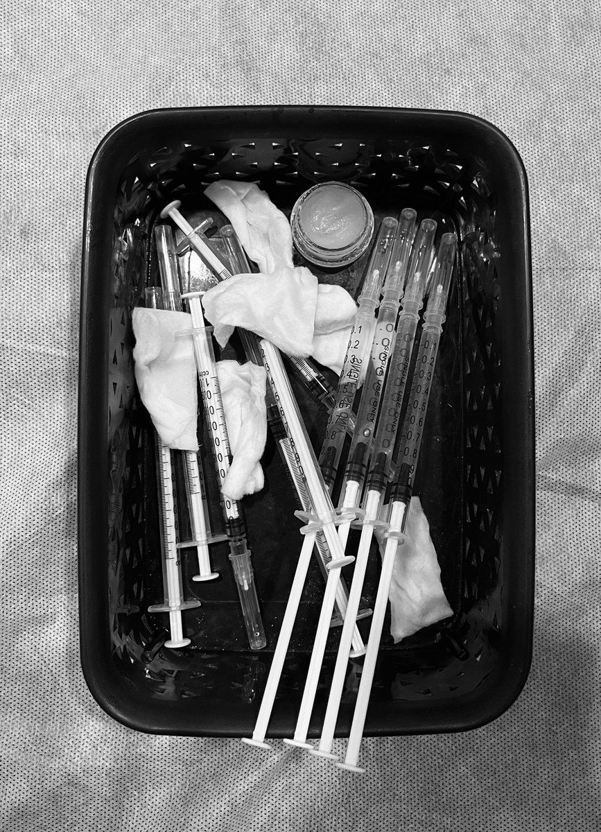 Sehari harinya beroutfit loose jangan pernah lupa kalo kamu isinya tetap baddie💆🏻‍♀️✋🏻 

body goals aku adalah thick dan berisi di tempat tempat yang kuinginkan tapi flat dan kecil di tummy, lengan dan pinggul jadinya mesolipo to the rescue!

aku di dr. Regina, Prossi Kemang.