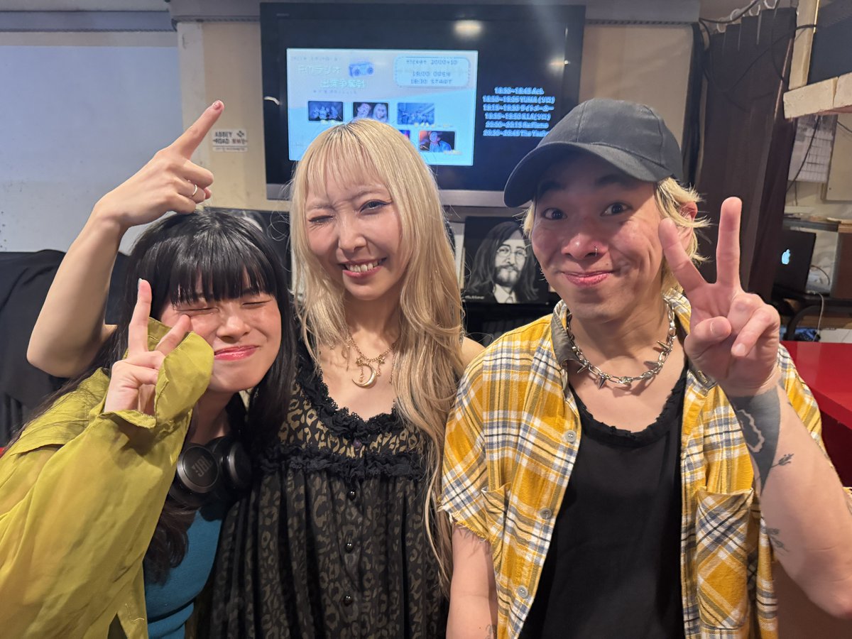 The Yeahs tweet media