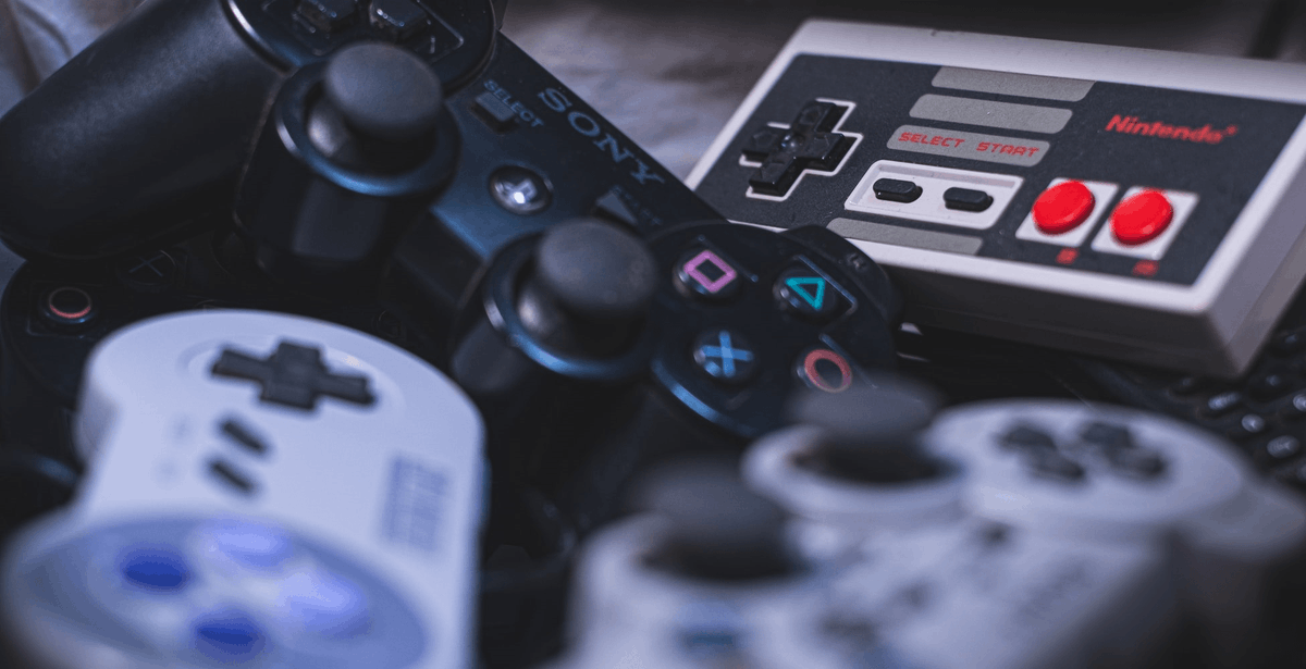 El año ha sido una basura, por lo que llevo varios meses sin ganas de publicar las críticas de mis jueguitos, pero me apetece hacer un repaso sencillo.

¿Tenéis un rato? Resumen de los videojugados en 2025. Para quien le interese, allé voy: