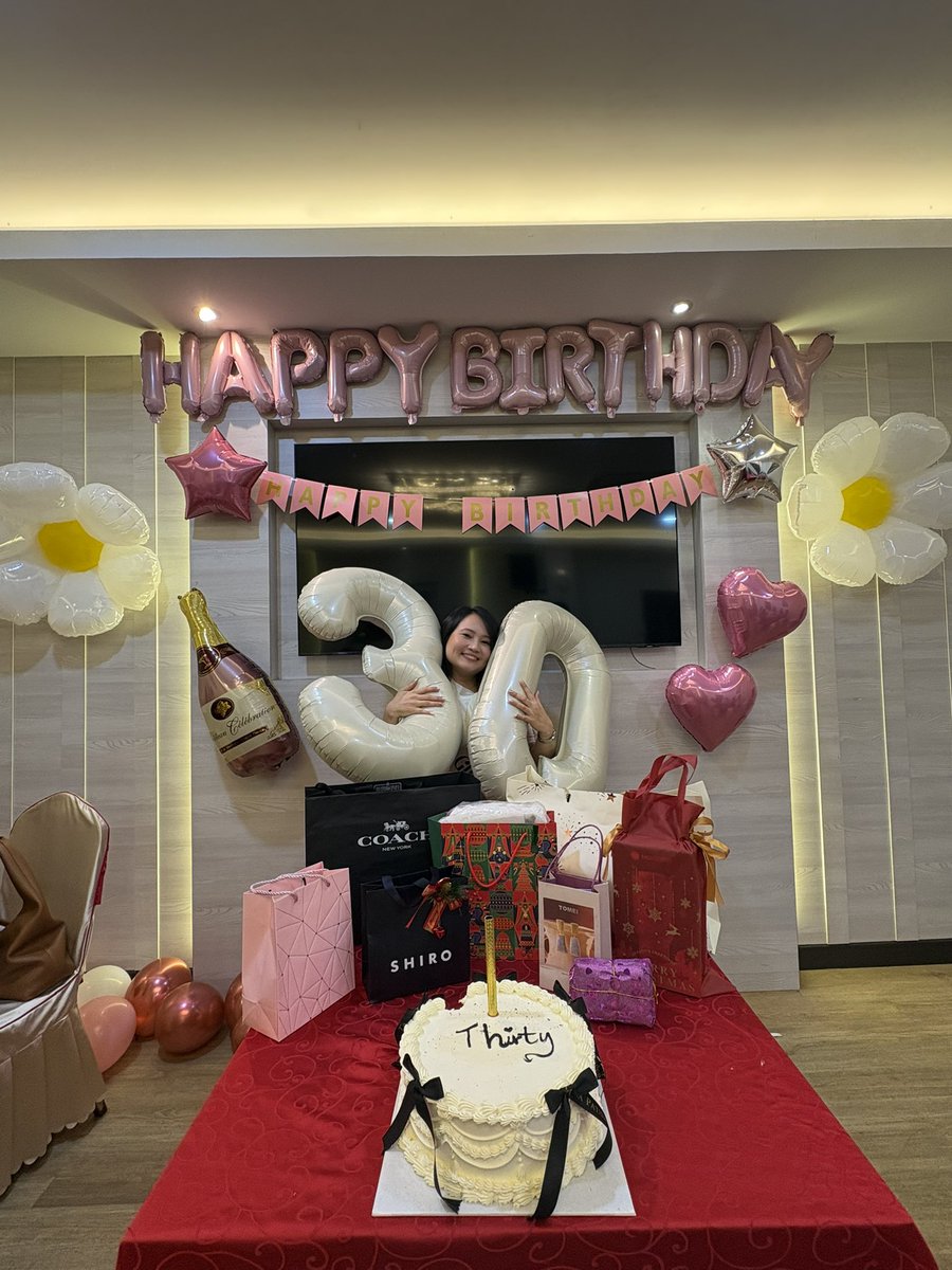 fionainau's tweet photo. Embracing my new decade 🎈 https://t.co/iH1YZDpv1e