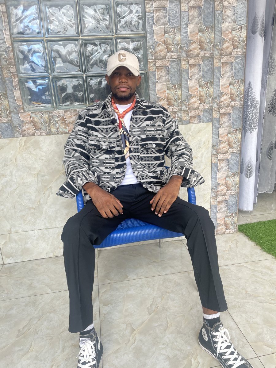 auldyndinga's tweet image. 2025 compliquée comme année. Faire face aux problèmes familiaux, aux visites des criminels,  à la période post cambriolage. Affronter tout cela n'a pas été facile. Je suis encore submergé par les douleurs laissées par cette année mais bon GOD DID ! C'est tout ce que je peux dire.