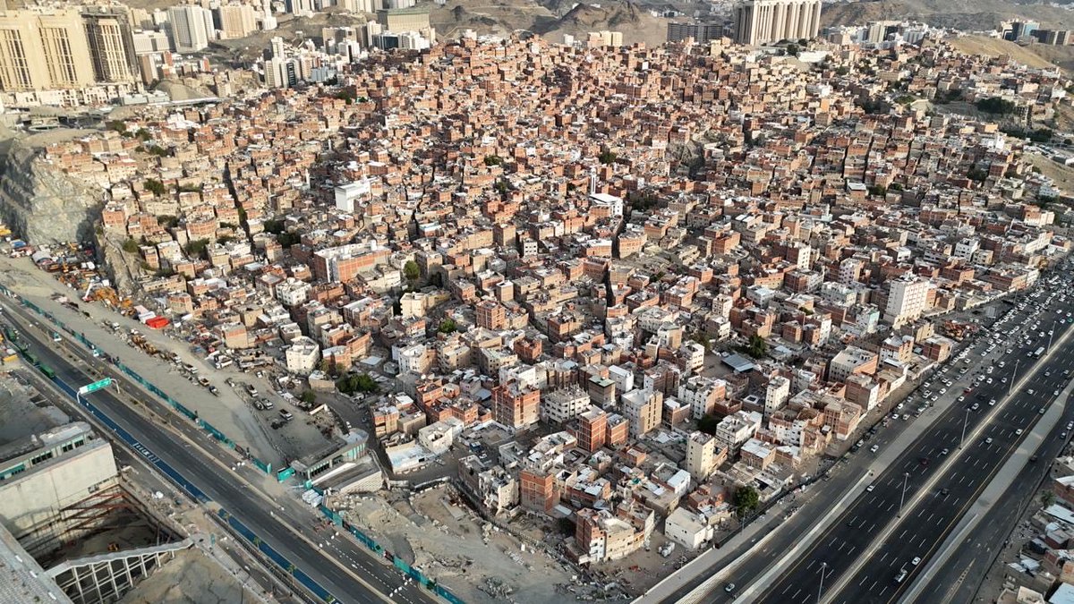 saudalkhalaf's tweet image. عادت لمكة ملامحها التي تليق بمكانتها، بعد إزالة #التشوّه_البصري من نسيجها العمراني.
فعادت #الهوية، وأُزيح الرداء المُمزّق، وبدأت #مكة من جديد في تنفّس هواءٍ أنقى… 
كما يليق بقلب العالم الإسلامي. 🤍🕋
شكرًا لأمانة العاصمة المقدسة على ما يقدّمونه في حفظ الهوية.
هنا 4 صور لموقعين…