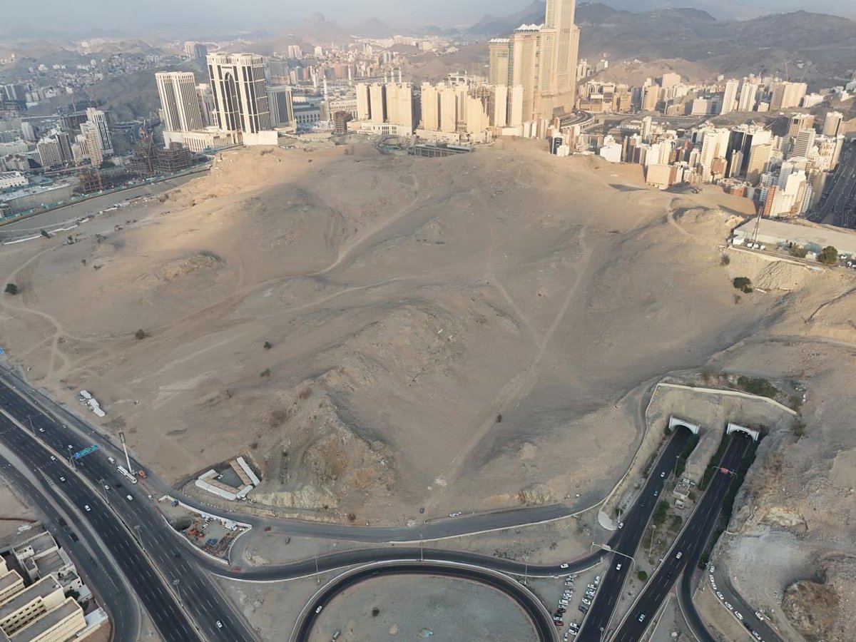 saudalkhalaf's tweet image. عادت لمكة ملامحها التي تليق بمكانتها، بعد إزالة #التشوّه_البصري من نسيجها العمراني.
فعادت #الهوية، وأُزيح الرداء المُمزّق، وبدأت #مكة من جديد في تنفّس هواءٍ أنقى… 
كما يليق بقلب العالم الإسلامي. 🤍🕋
شكرًا لأمانة العاصمة المقدسة على ما يقدّمونه في حفظ الهوية.
هنا 4 صور لموقعين…