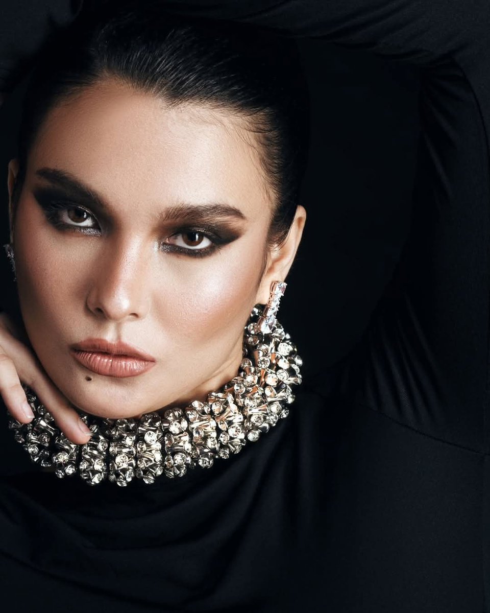 teamanjiuniv's tweet image. @anjisalvacion stuns in a fashion glam shoot before the year ends, photographed by The Mark Neto Diaz

Fashion Stylist • Peej Salazar #styledbyfashioncartel
Make up • Japeth Mike Purog
Hair • Daniel Forro Hmua
Fashion pieces by @tjtingjoco of @ting.joco
Accessories • Eric…