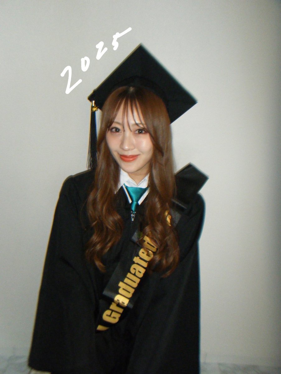 lol_moca's tweet photo. 今年は私にとっても、
（そしてみんなにとっても）
大きな変化の一年でしたね。

初めて味わう感情も、
もう二度と味わいたくないと
思うような気持ちも、
本当にたくさん経験しました。

みんなにも悲しい思いを
させてしまったけど、
それでも私は、みんなが居てくれる限り
ステージに立ち続けたいなと思っています😌

まずは2月のソロライブを成功させます♡
新曲も準備しつつ🫶
ゲストにメンバーが来てくれるの🫶
何を歌ってほしいか、ぜひ教えてね♡

こうして少しずつでも、
みんなに恩返しができるよう
来年も全力で頑張ります！！！