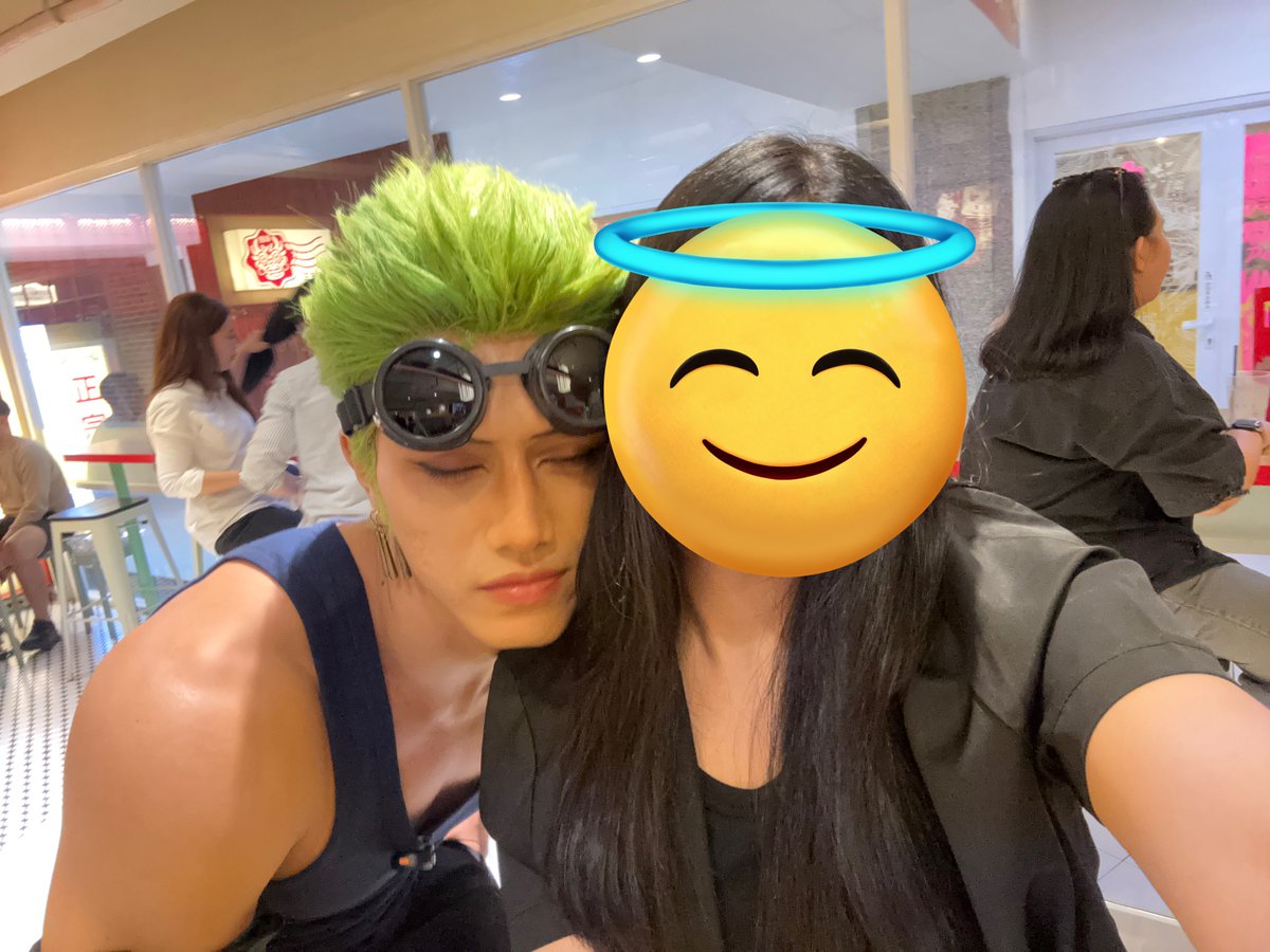 ohmysungod's tweet photo. keanehan 2025 ditutup dengan thirdwheeling zosan ngedate di blok m… jujur berasa kaya lagi mimpi demam ^_^ https://t.co/xUGtbXwSy4