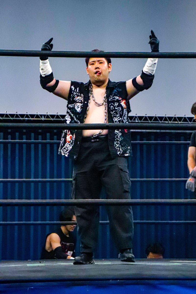 今年はシングルたくさんやったし、(一瞬だけど)タッグベルトも獲った。
初めて戦ったやつも多いし、ハードコア、デスマッチ、ネクラ美乳、ハピステ興行、色々やったなー。

断ってしまった試合も多かったから来年はもっとプロレスやるぞ

ハピステが解散しても人間大統領は暴れ狂うぞ👅

#AZW