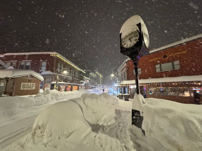 Weerpraatje Jan Visser janvissersweer.nl/weerpraatje-ac… Nieuwjaarsdag verloopt morgen nat en onstuimig. Donderdagavond in het noorden buien met natte sneeuw. Vrijdag op meer plaatsen winterse buien en plaatselijk vorming van een sneeuwdek. Over een sneeuwdek gesproken...in de hoofdstad