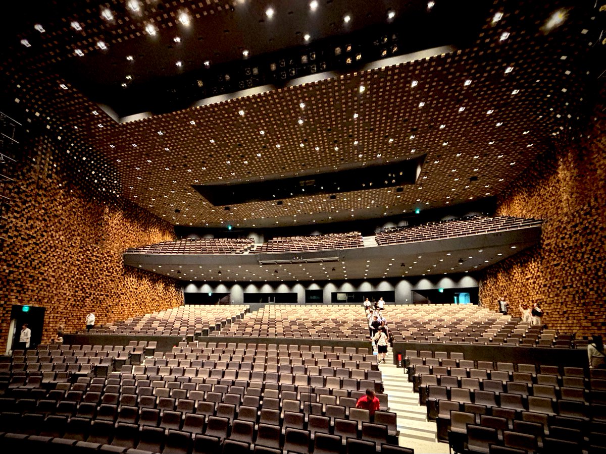 Yanagitarch's tweet photo. 2025年行った、良かった建築4選

広島市環境局中工場
千光寺頂上展望台PEAK
大阪・関西万博 大屋根リング
高槻城公園芸術文化劇場 https://t.co/f230kp3KWQ