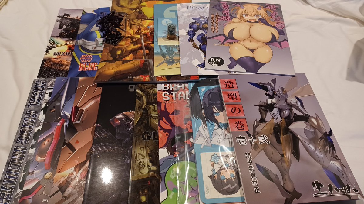 HAL01593179's tweet photo. 初めてコミケ参加しました
もみくちゃにされつつ、なかなか楽しかった！
以下戦利品。 https://t.co/yjVdXe3baa