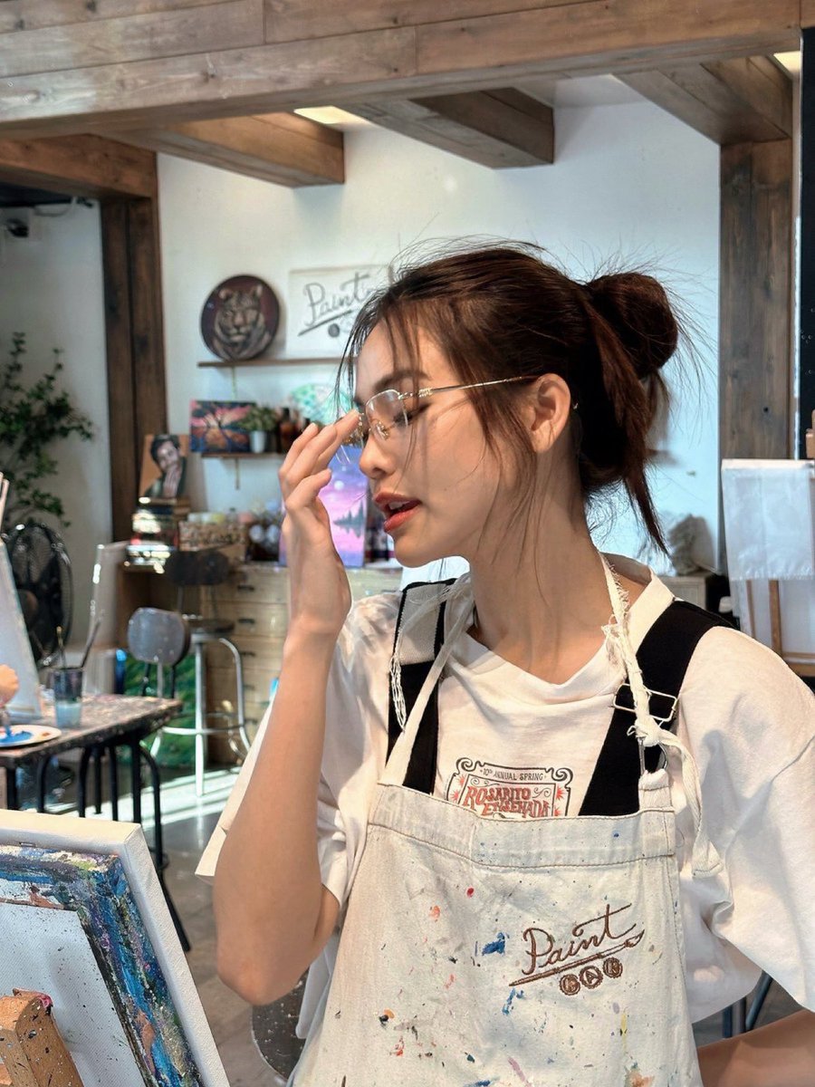 lalalism_'s tweet photo. model gf moves from the big city to a small village in the mountains and meets painter gf… where are the writers at????

#อิงล็อต #englot https://t.co/Lt7TxtNVVw