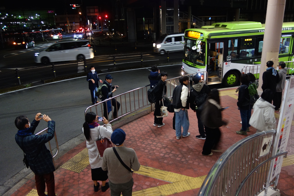 CURIOUS_49's tweet image. 最終便のC876はツーマン運行で、C812だったら座りきれない数のお客さんを乗せ、長い長い歴史の路線に終止符を打ちました。
なんだか凄く良いラストランだったなぁ。
＃山梨交通